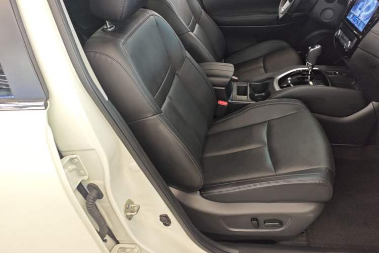 Used Nissan X-Trail 2023 Classic 2.0L Two-Wheel Drive Smart Connect Premium Edition Right Front Seat