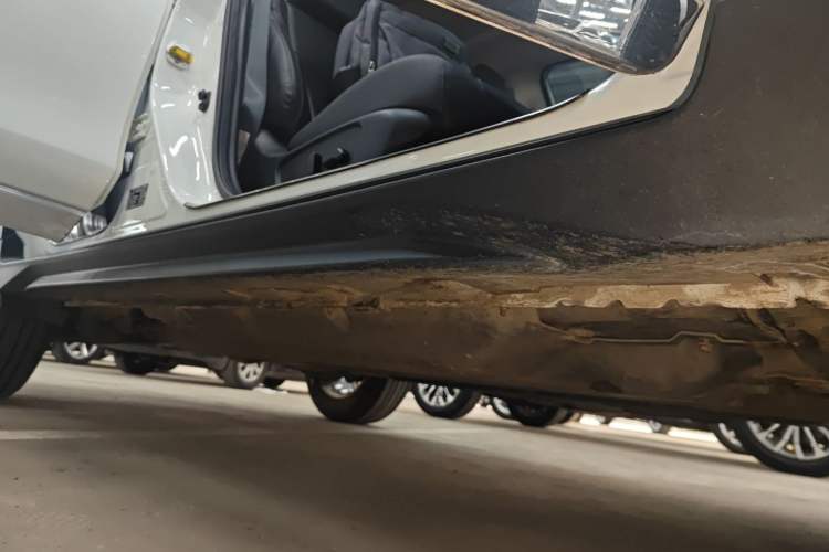 Used Nissan X-Trail 2023 Classic 2.0L Two-Wheel Drive Smart Connect Premium Edition Right Side Sill