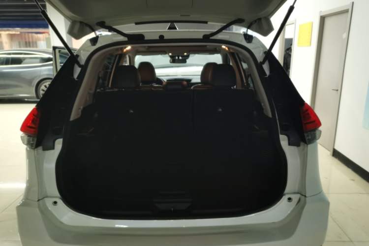 Used Nissan X-Trail 2023 Classic 2.0L Two-Wheel Drive Smart Connect Premium Edition Trunk