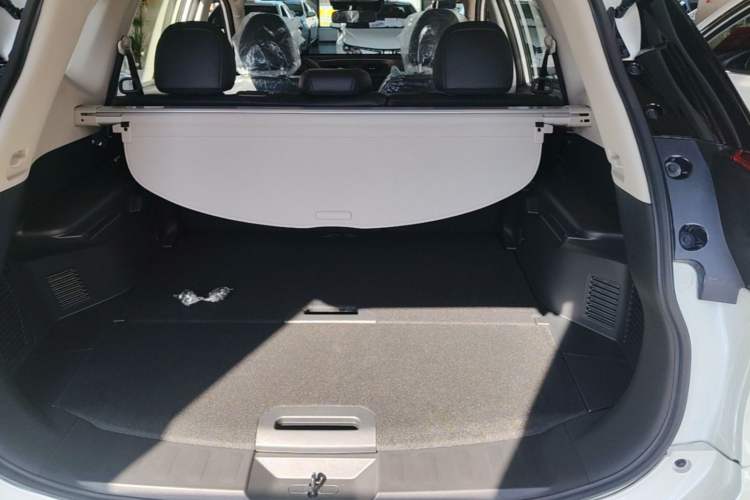 Used Nissan X-Trail 2023 Classic 2.0L Two-Wheel Drive Smart Connect Premium Edition Trunk