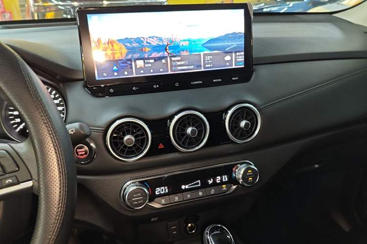 Used Nissan X-Trail 2025 Honor 2.0L Two-Wheel Drive Genuine Edition Audio And AC Panel
