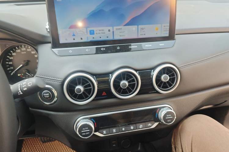 Used Nissan X-Trail 2025 Honor 2.0L Two-Wheel Drive Leading Edition Audio And AC Panel