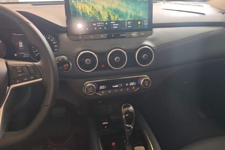 Used Nissan X-Trail 2025 Honor 2.0L Two-Wheel Drive Leading Edition Audio And AC Panel