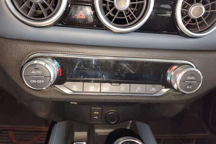 Used Nissan X-Trail 2025 Honor 2.0L Two-Wheel Drive Leading Edition Audio And AC Panel