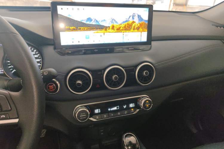 Used Nissan X-Trail 2025 Honor 2.0L Two-Wheel Drive Leading Edition Audio And AC Panel