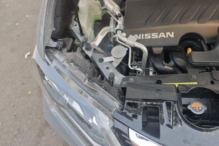 Used Nissan X-Trail 2025 Honor 2.0L Two-Wheel Drive Leading Edition Engine Bay Right