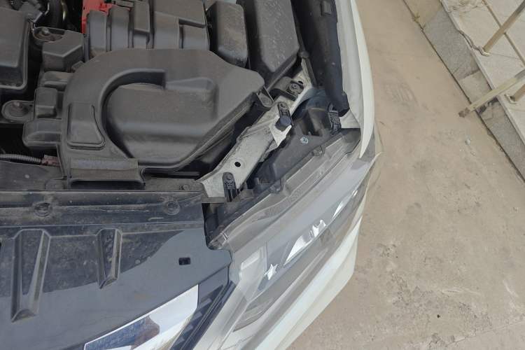 Used Nissan X-Trail 2025 Honor 2.0L Two-Wheel Drive Leading Edition Engine Bay Left