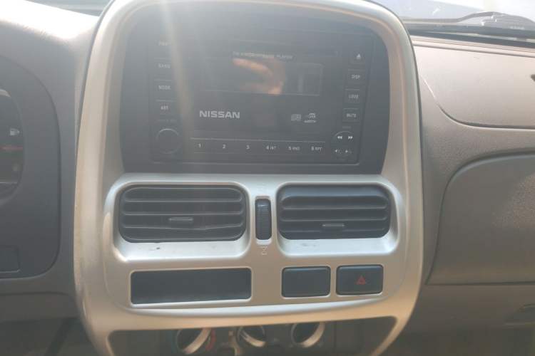 Used Nissan ZN Van 2013 2.4L Two-Wheel Drive Luxury Version 5 Seats Audio And AC Panel