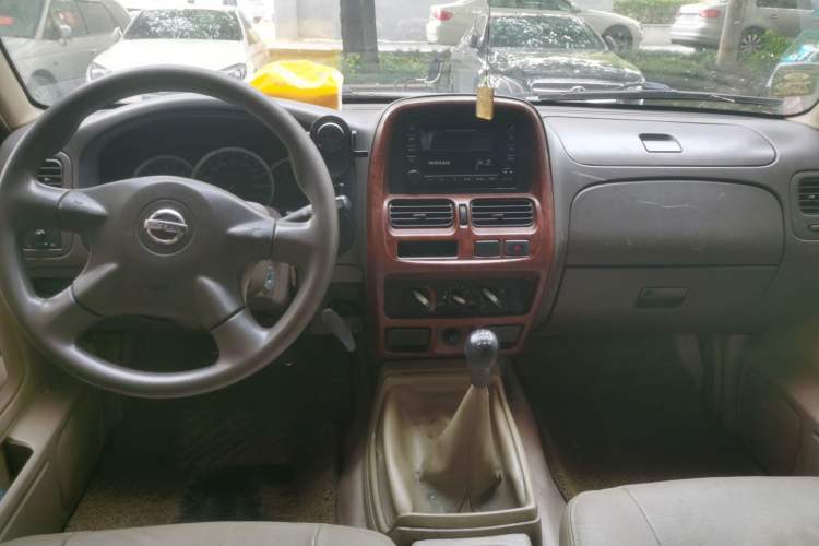 Used Nissan ZN Van 2013 2.4L Two-Wheel Drive Standard Model with 5 Seats Center Console