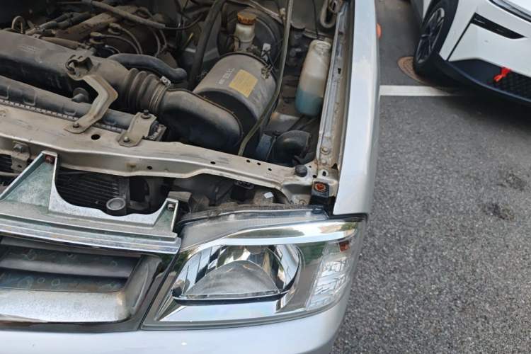 Used Nissan ZN Van 2013 2.4L Two-Wheel Drive Standard Model with 5 Seats Engine Bay Left
