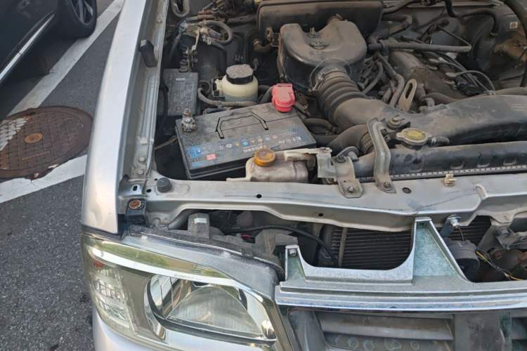 Used Nissan ZN Van 2013 2.4L Two-Wheel Drive Standard Model with 5 Seats Engine Bay Right