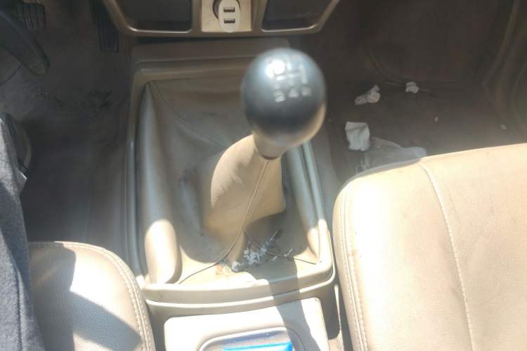 Used Nissan ZN Van 2013 2.4L Two-Wheel Drive Luxury Version 5 Seats Gear Lever