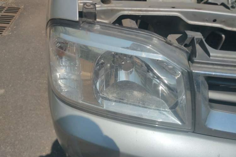 Used Nissan ZN Van 2013 2.4L Two-Wheel Drive Luxury Version 5 Seats Right Front Headlight