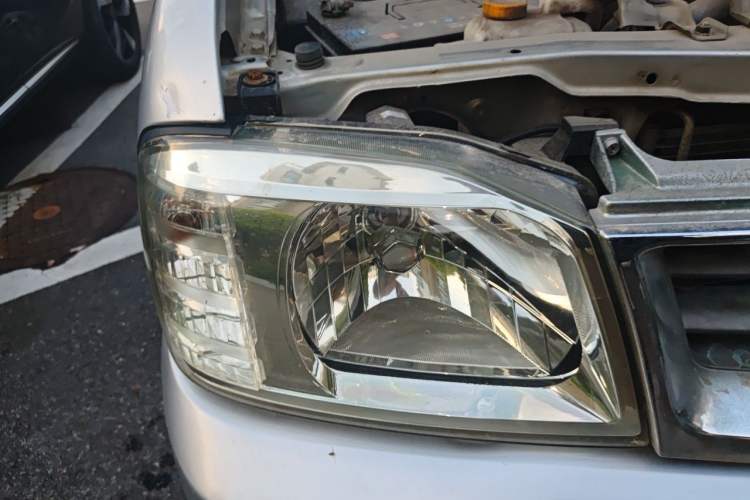 Used Nissan ZN Van 2013 2.4L Two-Wheel Drive Standard Model with 5 Seats Right Front Headlight