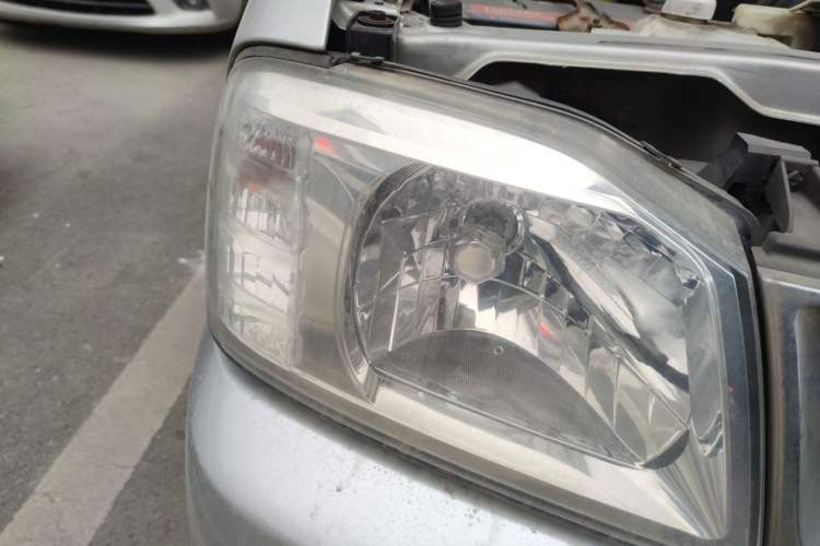 Used Nissan ZN Van 2013 2.4L Two-Wheel Drive Standard Model with 5 Seats Right Front Headlight