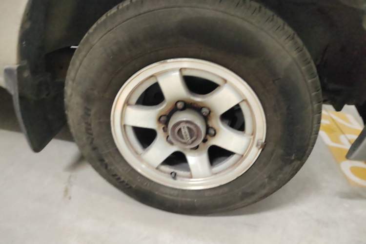 Used Nissan ZN Van 2013 2.4L Two-Wheel Drive Standard Model with 5 Seats Right Front Wheel Hub