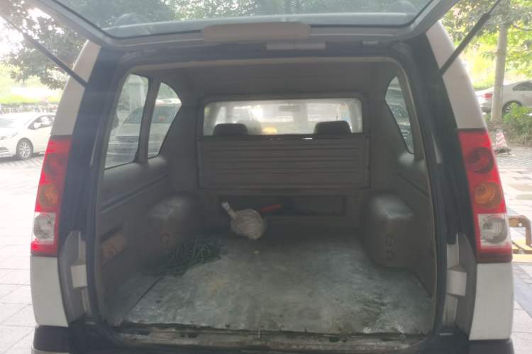Used Nissan ZN Van 2013 2.4L Two-Wheel Drive Standard Model with 5 Seats Trunk