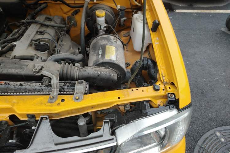 Used Nissan ZN Van 2013 2.4L Two-Wheel Drive Standard Model with 5 Seats Engine Bay Left