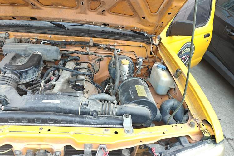 Used Nissan ZN Van 2013 2.4L Two-Wheel Drive Standard Model with 5 Seats Engine Bay Left