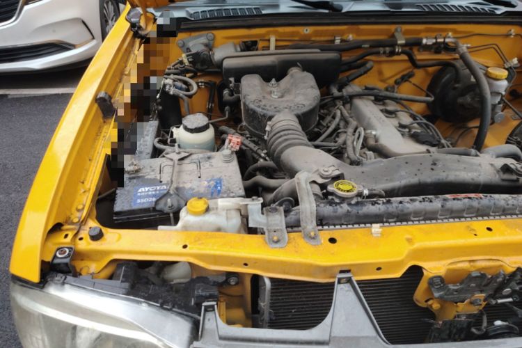 Used Nissan ZN Van 2013 2.4L Two-Wheel Drive Standard Model with 5 Seats Engine Bay Right