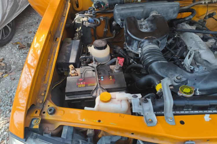 Used Nissan ZN Van 2013 2.4L Two-Wheel Drive Standard Model with 5 Seats Engine Bay Right