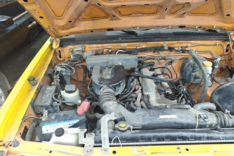 Used Nissan ZN Van 2013 2.4L Two-Wheel Drive Standard Model with 5 Seats Engine Bay Right