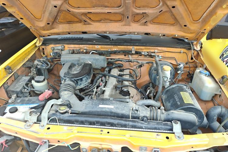 Used Nissan ZN Van 2013 2.4L Two-Wheel Drive Standard Model with 5 Seats Engine Bay
