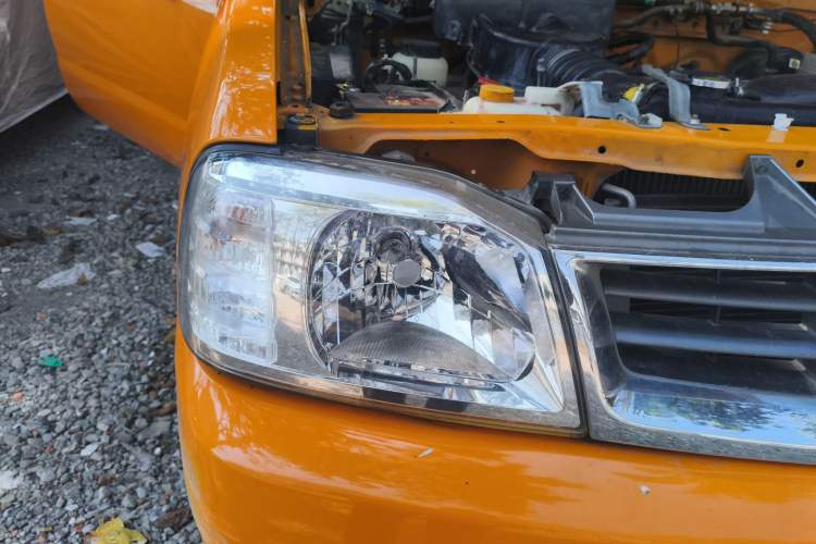 Used Nissan ZN Van 2013 2.4L Two-Wheel Drive Standard Model with 5 Seats Right Front Headlight
