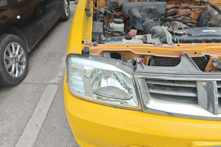 Used Nissan ZN Van 2013 2.4L Two-Wheel Drive Standard Model with 5 Seats Right Front Headlight