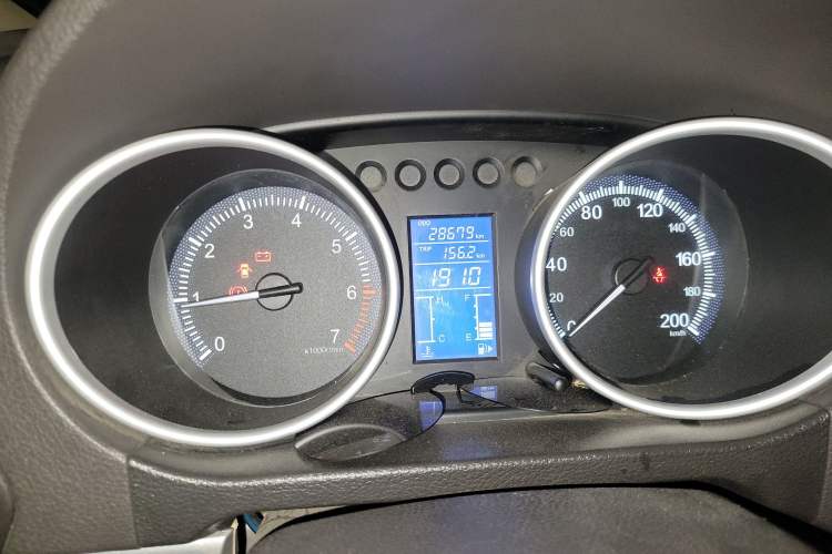 Used Nlmmotor Qiteng EX80 2015 1.5L Entry-Level DAM15DL Odometer Close Up