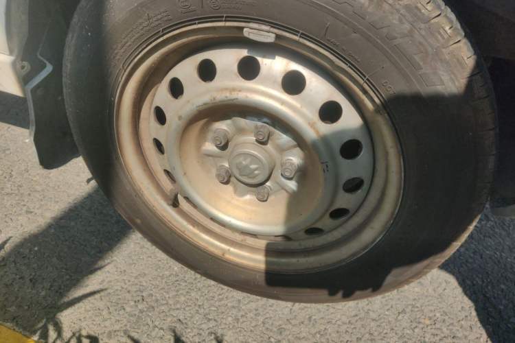 Used Nlmmotor Qiteng M70EV 2021 M70L-EV 7-Seater Passenger Version Right Front Wheel Hub
