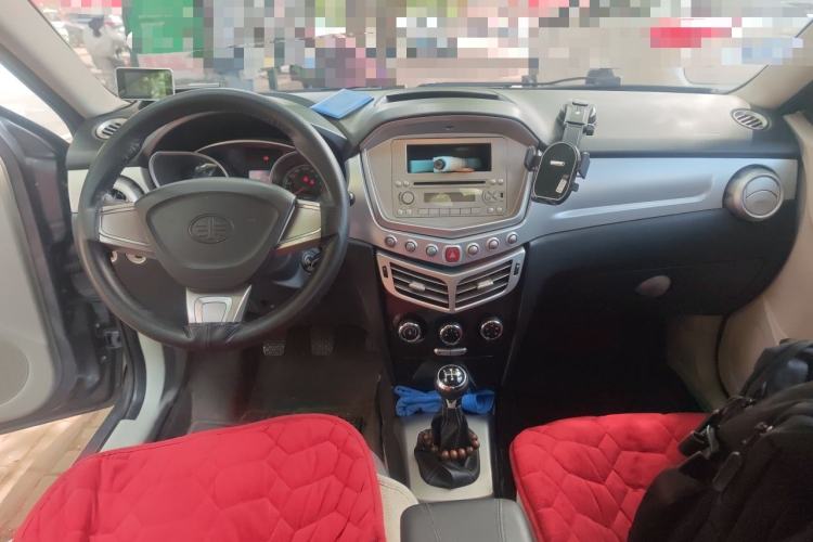 Used Oley 2012 Sedan 1.5L Manual Base Model Center Console