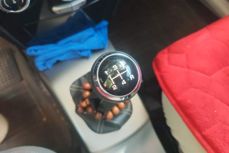 Used Oley 2012 Sedan 1.5L Manual Base Model Gear Lever