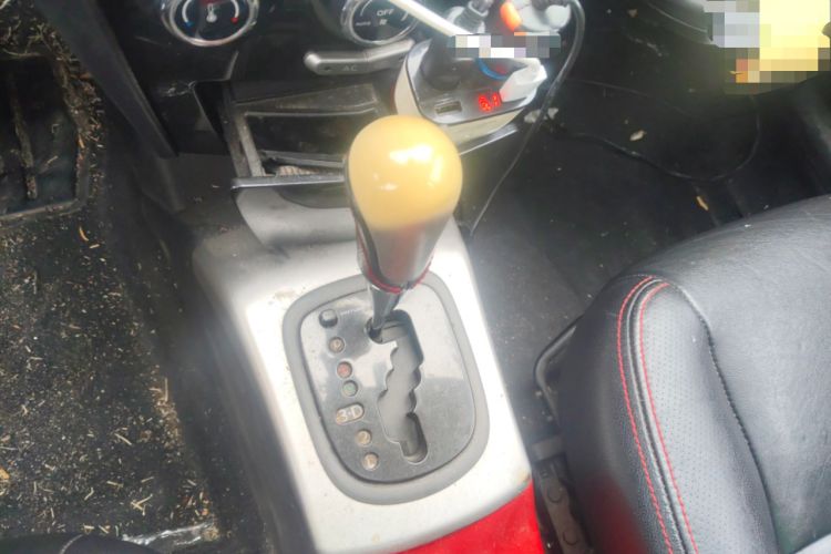 Used Oley 2012 Sedan 1.5L Automatic Luxury Model Gear Lever