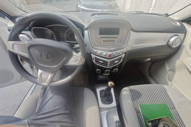 Used Oley 2012 Sedan 1.5L Manual Comfort Model Center Console