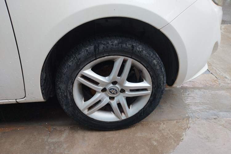 Used Oley 2012 Sedan 1.5L Automatic Comfort Model Right Front Wheel Hub