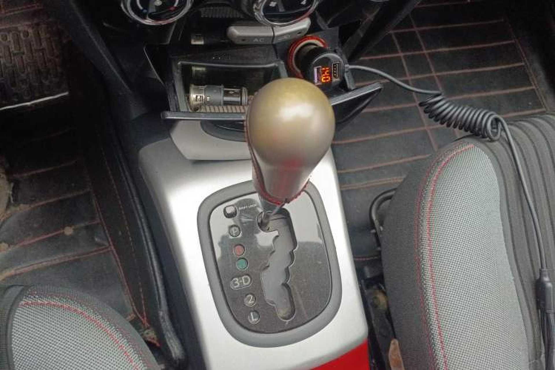 Used Oley 2014 Hatchback 1.5L Automatic Comfort Model Gear Lever