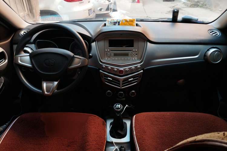 Used Oley 2014 Hatchback 1.5L Manual Comfort Model Center Console
