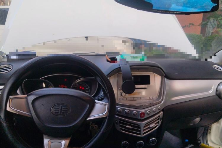 Used Oley 2014 Hatchback 1.5L Manual Comfort Model Center Console