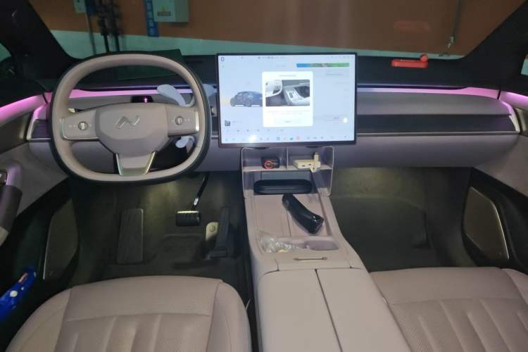 Used ONVO L60 2024 60 kWh All-Wheel Drive Center Console