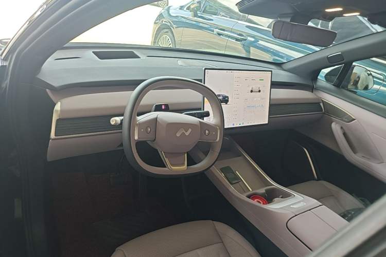 Used ONVO L60 2024 60 kWh Rear-Drive Version Center Console