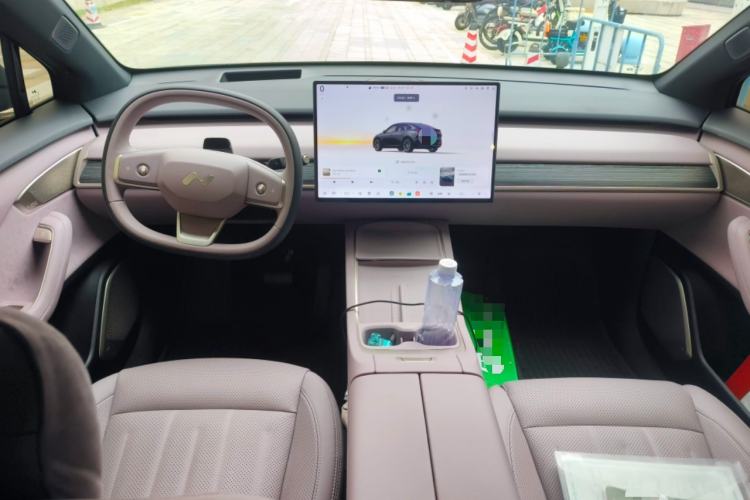 Used ONVO L60 2024 60 kWh All-Wheel Drive Center Console