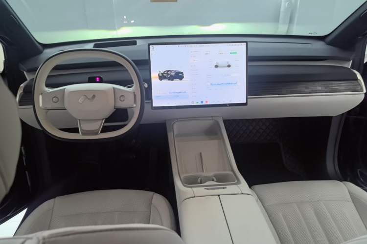 Used ONVO L60 2024 60 kWh All-Wheel Drive Center Console