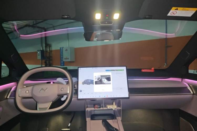 Used ONVO L60 2024 60 kWh All-Wheel Drive Headliner