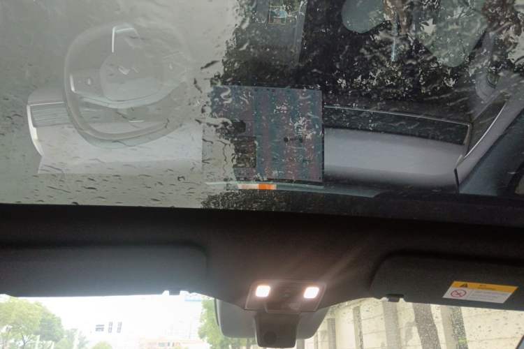 Used ONVO L60 2024 60 kWh All-Wheel Drive Headliner