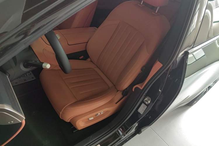 Used ONVO L60 2024 60 kWh All-Wheel Drive Left Front Seat