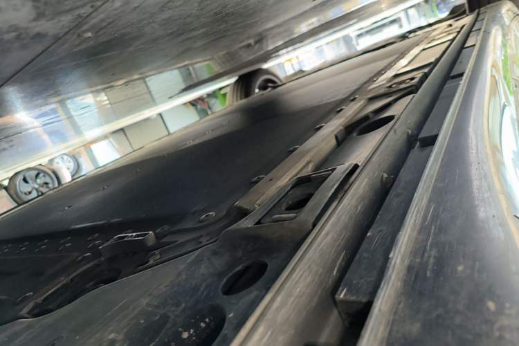 Used ONVO L60 2024 60 kWh All-Wheel Drive Left Side Sill