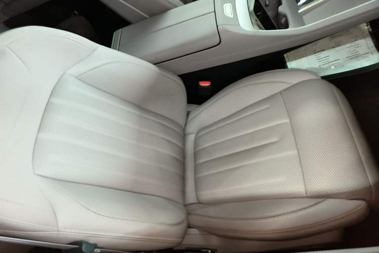 Used ONVO L60 2024 85 kWh Rear-Drive Version Right Front Seat
