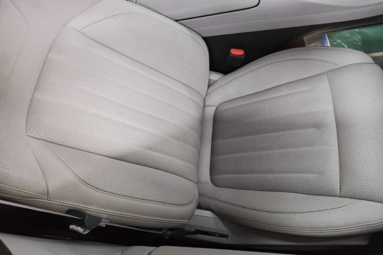 Used ONVO L60 2024 60 kWh All-Wheel Drive Right Front Seat