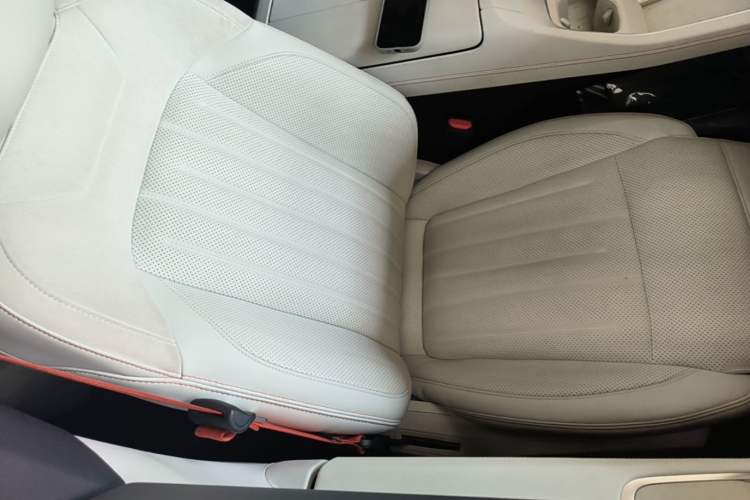 Used ONVO L60 2024 60 kWh All-Wheel Drive Right Front Seat